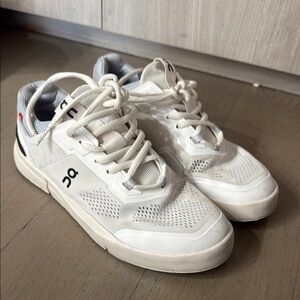 On Women’s White and Black Sneakers size 8